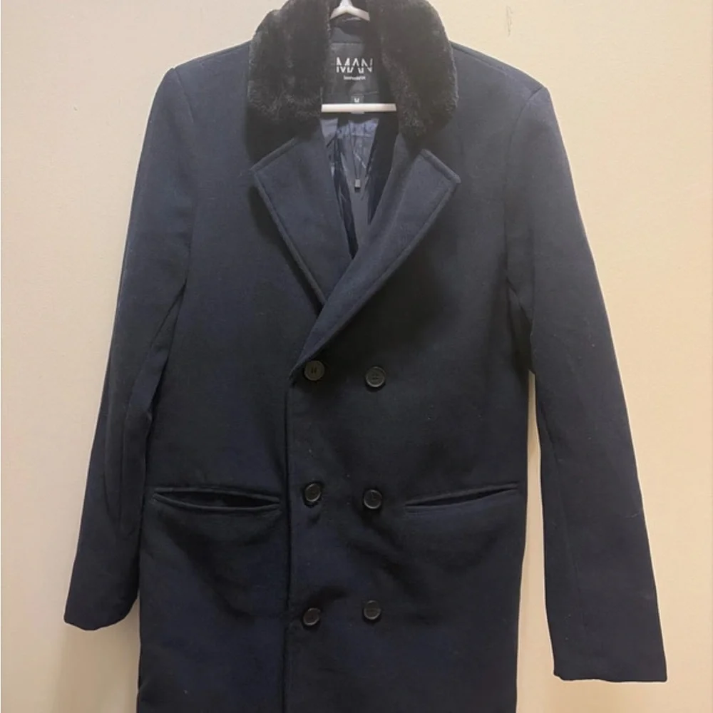 Men's Elegant Navy Pea Coat with Black Fur Collar - Picture 3 of 4
